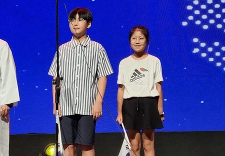 광복절 경축식 무대에서 만세 삼창을 했어요
